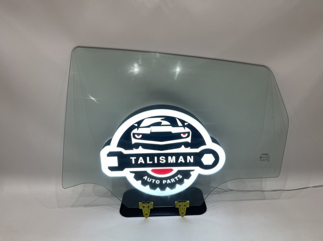 Кватирка дверей трикутник, задньої, лівої 82301JD000 NISSAN