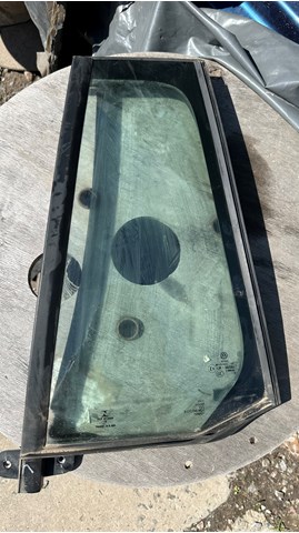 Задня кватирка ліва 5GM845213 VAG