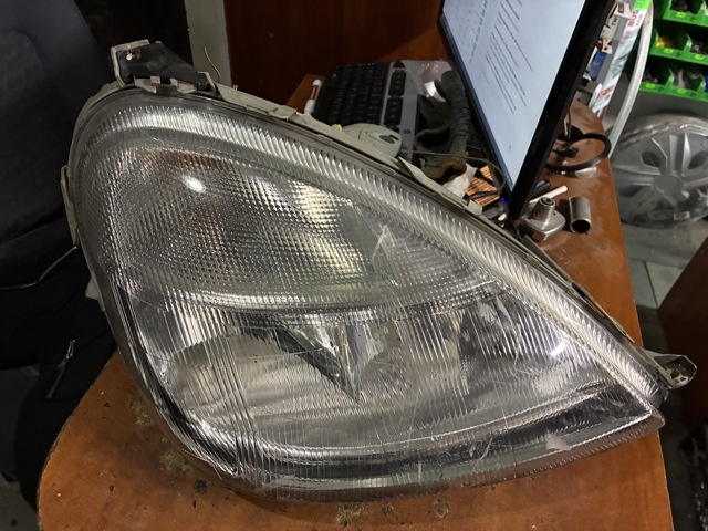 Фара передня права 0301152212 MERCEDES