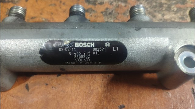 Рампа форсунок системи упорскування палива 0445215010 BOSCH