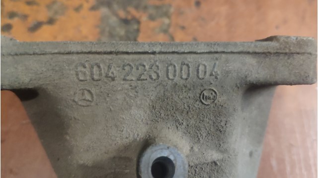 Кронштейн подушки (опори) двигуна, правої 6042230004 MERCEDES