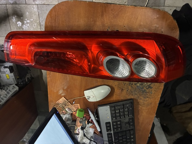 Задній правий стоп 6S6113404B FORD