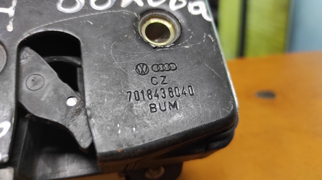 Замок і ручки (передніх) дверей 701843604D VAG