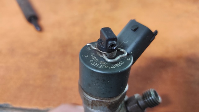 Форсунка вприску палива 9653344880 PEUGEOT