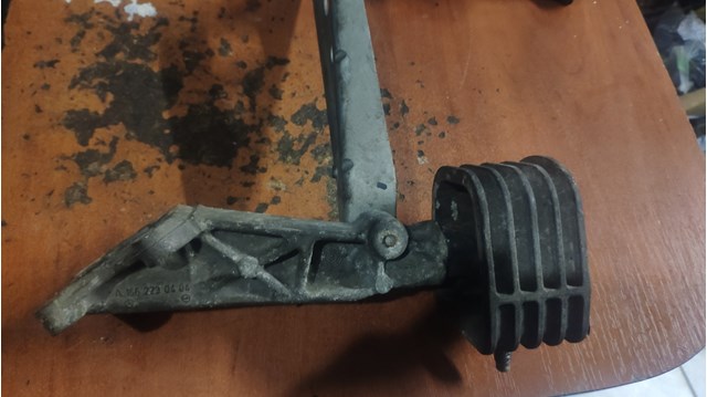Кронштейн подушки (опори) двигуна, правої A1662230404 MERCEDES