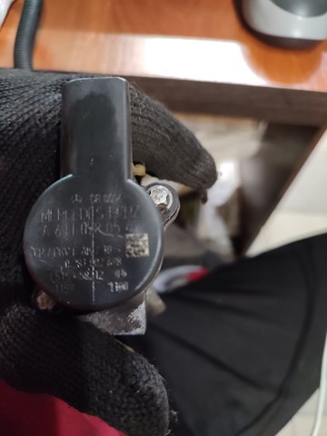 Регулятор тиску палива в паливній рейці A6110780549 BOSCH