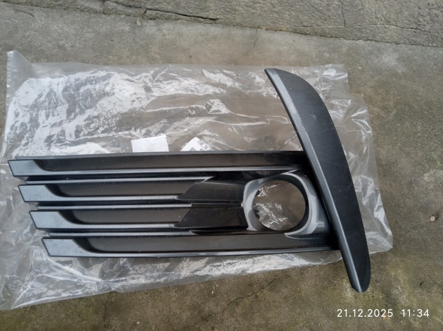 Решітка переднього бампера, ліва 8148202620 TOYOTA