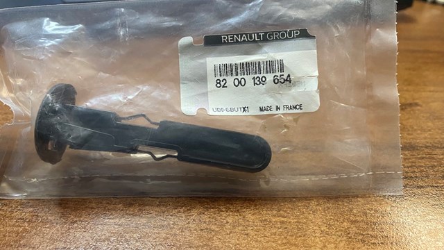 Подушка радіатора охолодження, верхня 8200139654 RENAULT