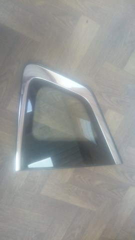 Скло кузова/багажного відсіку, праве 833004BA0B NISSAN