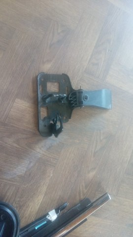 Навішування і упор капота 8R0823480A VAG