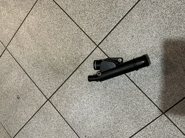 Фланець системи охолодження (трійник) Audi A4 B7