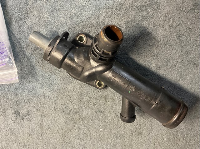 Водяний патрубок 03L121132AC VAG