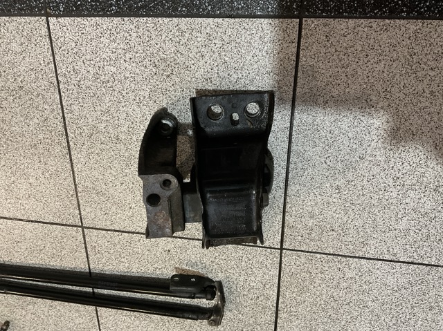 Подушка передньої опори двигуна 11210AX600 NISSAN