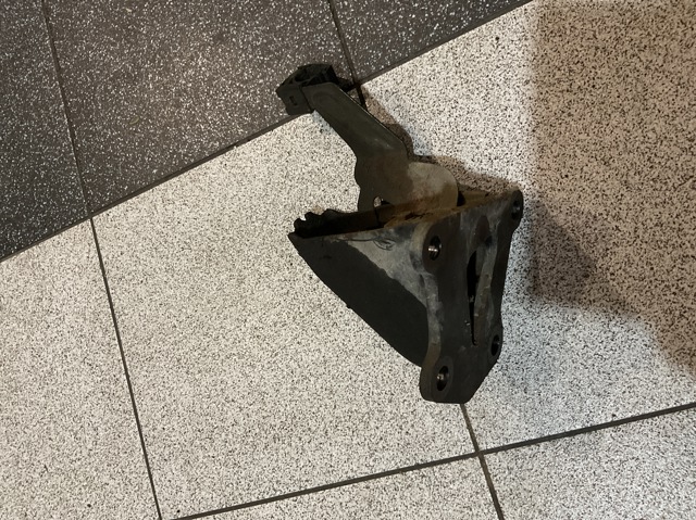 Кронштейн подушки (опори) двигуна, правої 11232EB300 NISSAN