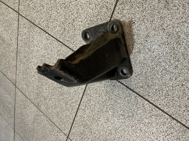 Кронштейн подушки (опори) двигуна, лівої 11233EB300 NISSAN