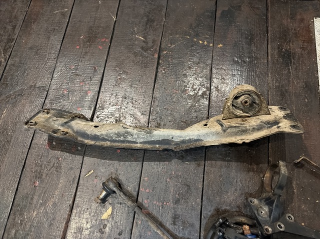 Балка кріплення двигуна 112408H300 NISSAN