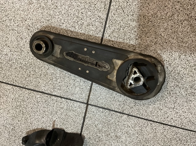 Подушка (опора) двигуна, ліва нижня 11360AX600 NISSAN
