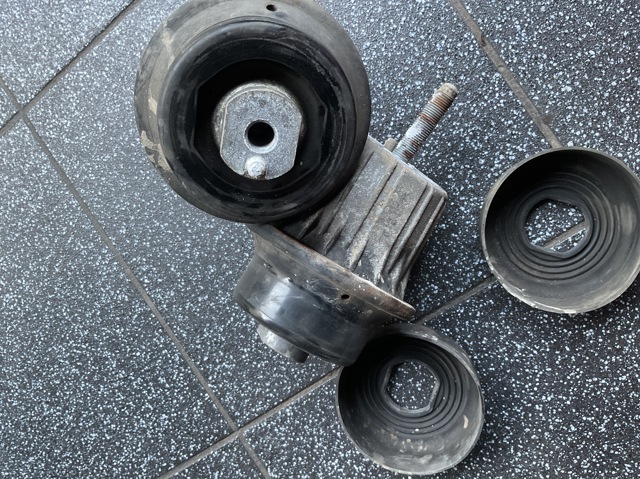 Подушка двигуна передня 1236131100 TOYOTA