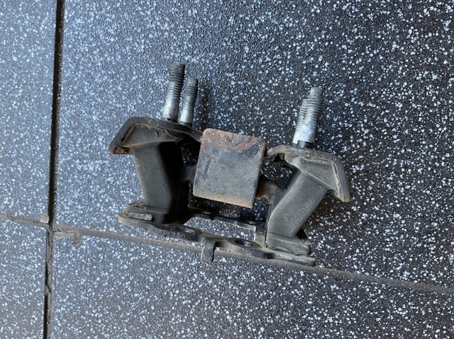 Опора двигуна задня 1237131070 TOYOTA