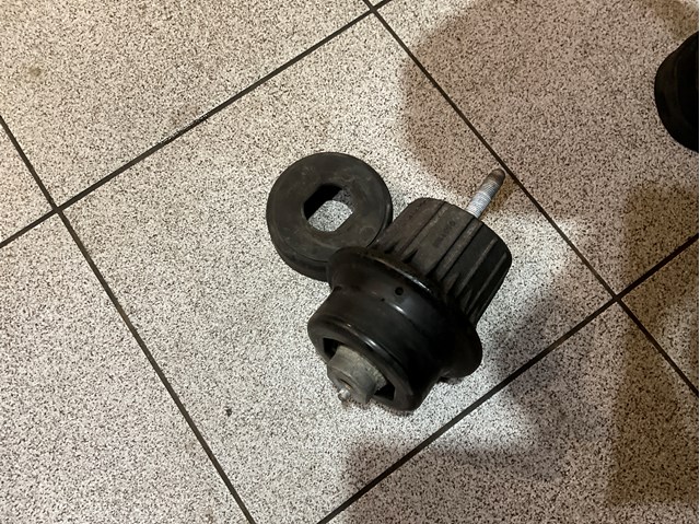 Задня опора двигуна 1237131081 TOYOTA