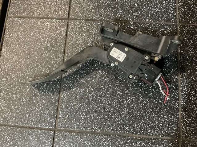 Педаль акселератора 18002EB400 NISSAN