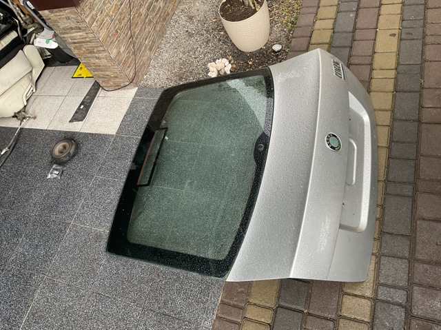 П'яті двері 1U6827023 VAG