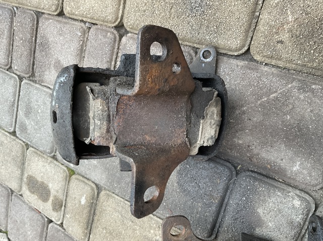 Подушка (опора) двигуна лів./прав. 218123E252 HYUNDAI