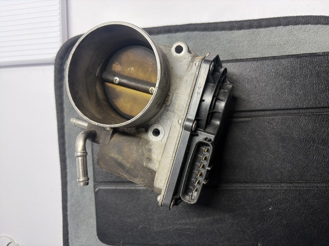 Дросільна заслінка в зборі 220300A020 TOYOTA