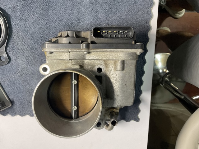 Блок дросельної заслінки 2203031020 TOYOTA