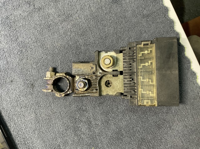 Корпус блока запобіжників 2438079908 NISSAN