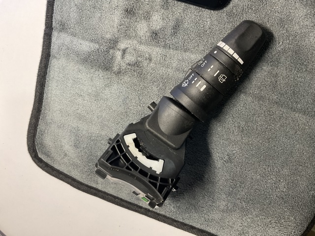 Перемикач підрульовий, правий 252608H705 NISSAN