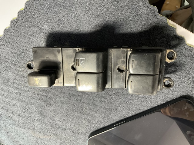 Кнопки переднього правого склопід'ємника 25401EB301 NISSAN