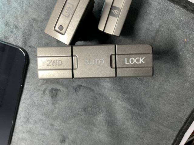 Кнопка повного приводу 255358H700 NISSAN