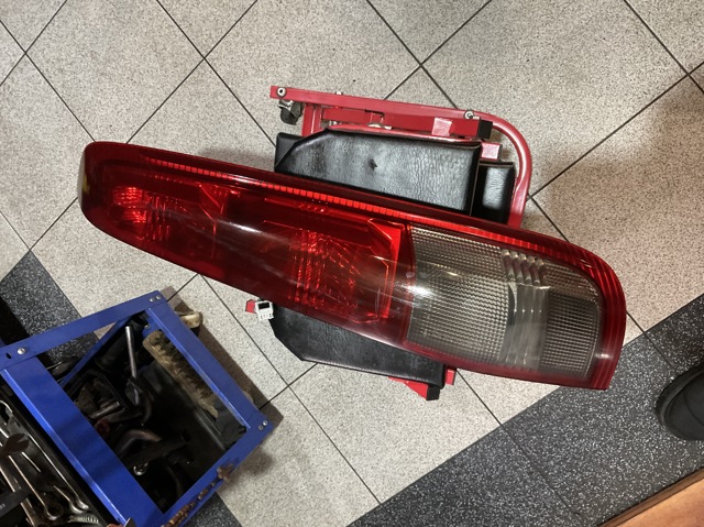 Ліхтар задній правий 26550EQ00A NISSAN