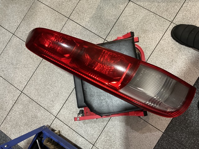 Ліхтар задній лівий 26555EQ00A NISSAN