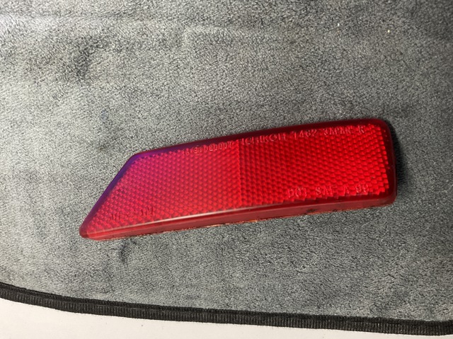 Правий відбивач бампера 265608H300 NISSAN