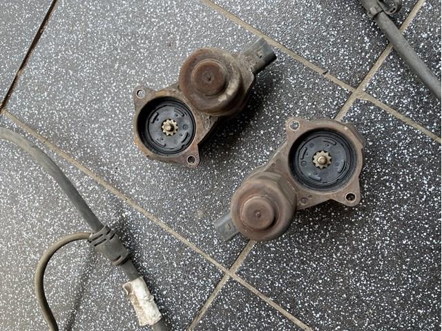 Супорт гальмівний задній правий 32335478 VAG
