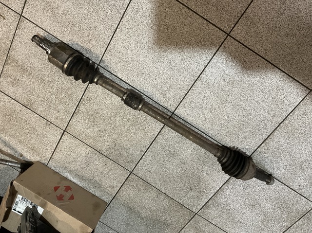 Привід правий 391001U600 NISSAN