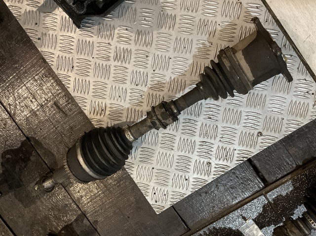 Привід правий 391008H710 NISSAN