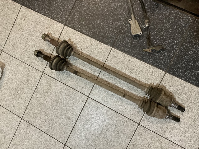 Привід задній 396008H510 NISSAN