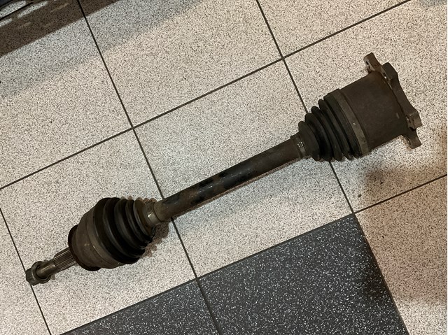 Напіввісь задня 39600EA000 NISSAN