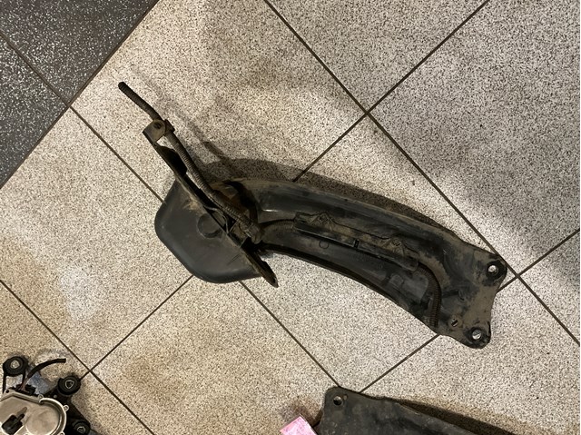 Важіль/тяга задньої підвіски подовжній нижній, лівий 3C0505225B VAG