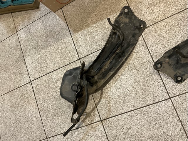 Важіль/тяга задньої підвіски подовжній нижній, правий 3C0505226B VAG