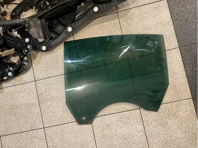Скло заднє ліве 3C8845205A VAG