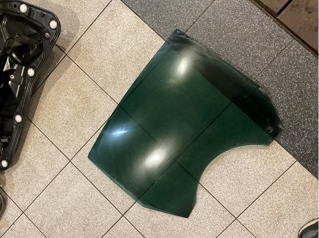 Скло задніх дверей, правих 3C8845206A VAG