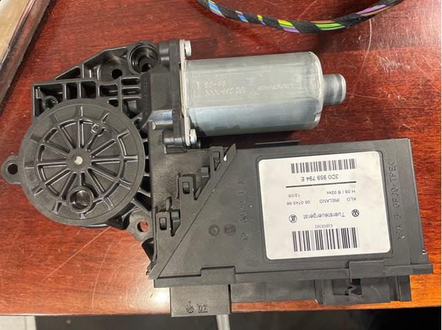 Мотор склопідйомника дверей задніх, правих 3D0959794E VAG