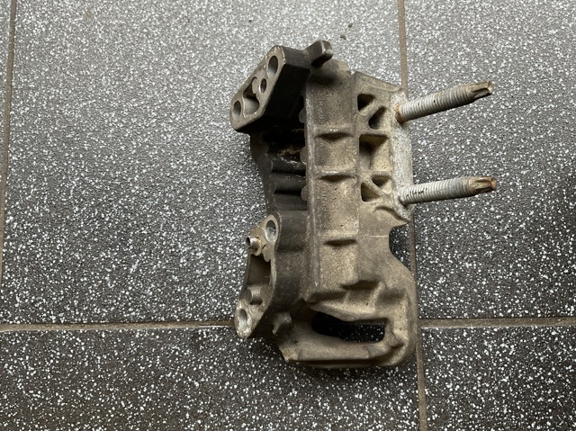 Кронштейн подушки (опори) двигуна, правої 3M516030AF FORD