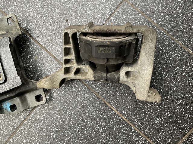 Права подушка мотора Ford Focus 2