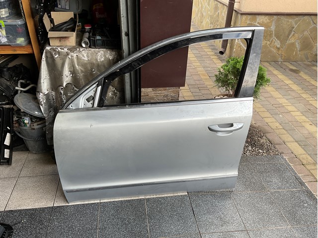 Дверь передня ліва 3T0831051 VAG