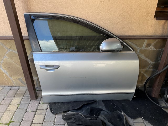 Пасажирські передні двері 3T0831052 VAG